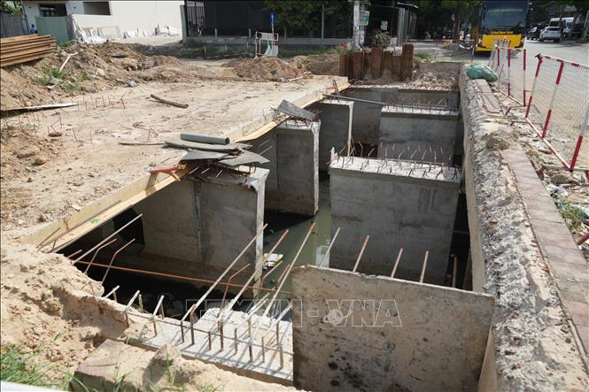 Công trường xây dựng, đan thép và đổ bê tông đậy kín mặt kênh ngầm giúp thu gom nước mưa và giải quyết tình trạng ngập úng. Ảnh: Anh Dũng - TTXVN