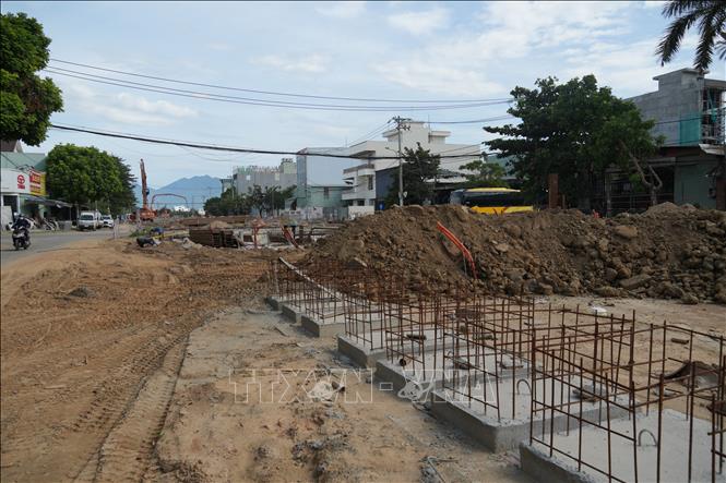 Thi công đậy kín tuyến kênh hở dài khoảng 500m khu vực đường Hồng Thái - Tân Trào (giáp ranh phường Hòa Khánh và Thanh Khê), đúc và lắp đặt hệ thống hố ga, cống hộp bê tông nhằm kịp hoàn thành trước mùa mưa năm 2026. Ảnh: Anh Dũng - TTXVN