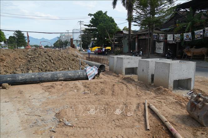 Thi công đậy kín tuyến kênh hở dài khoảng 500m khu vực đường Hồng Thái - Tân Trào (giáp ranh phường Hòa Khánh và Thanh Khê), đúc và lắp đặt hệ thống hố ga, cống hộp bê tông nhằm kịp hoàn thành trước mùa mưa năm 2026. Ảnh: Anh Dũng - TTXVN