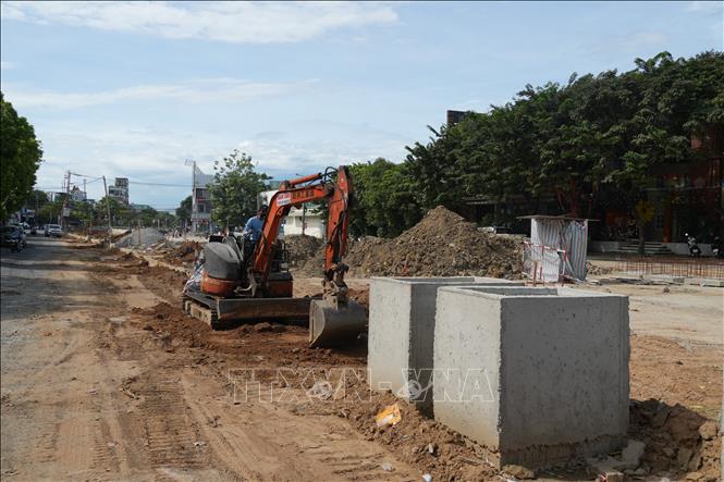 Thi công đậy kín tuyến kênh hở dài khoảng 500m khu vực đường Hồng Thái - Tân Trào (giáp ranh phường Hòa Khánh và Thanh Khê), đúc và lắp đặt hệ thống hố ga, cống hộp bê tông nhằm kịp hoàn thành trước mùa mưa năm 2026. Ảnh: Anh Dũng - TTXVN