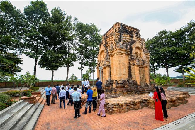 Tháp Chót Mạt được định hướng trở thành điểm đến phục vụ tham quan, học tập và giáo dục lịch sử - văn hóa cho học sinh, đoàn thể và du khách. Ảnh: Giang Phương - TTXVN