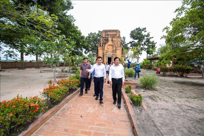 Đoàn công tác tham quan, khảo sát Tháp Chót Mạt, tìm hiểu giá trị lịch sử, văn hóa và tiềm năng phát huy giá trị di tích gắn với phát triển du lịch địa phương. Ảnh: Giang Phương - TTXVN
