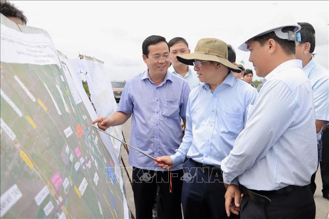 Chủ tịch UBND tỉnh An Giang Hồ Văn Mừng nghe các nhà thầu báo cáo tiến độ thi công tại nút giao Dự án thành phần 1 với Đường tỉnh 943, xã Định Mỹ. Ảnh: Thanh Sang-TTXVN