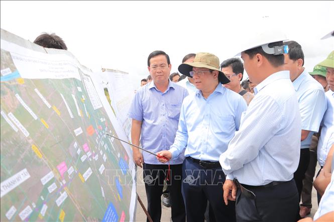 Chủ tịch UBND tỉnh An Giang Hồ Văn Mừng kiểm tra tiến độ thi công tại nút giao Dự án thành phần 1 với Đường tỉnh 943, xã Định Mỹ. Ảnh: Thanh Sang-TTXVN