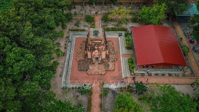 Tháp Chót Mạt nằm giữa không gian làng quê, tạo điểm nhấn văn hóa - lịch sử và tiềm năng phát triển du lịch tại địa phương. Ảnh: Giang Phương - TTXVN