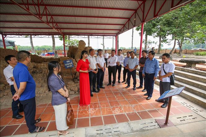 Địa phương định hướng kết hợp tham quan Tháp Chót Mạt với các sản phẩm du lịch trải nghiệm gắn với thế mạnh nông nghiệp, trong đó có các vườn cây ăn trái. Ảnh: Giang Phương - TTXVN
