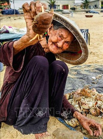 Với những người dân nơi đây, biển không chỉ là nguồn cung cấp hải sản mà còn là sinh kế gắn bó qua nhiều thế hệ. Ảnh: Khánh Hoà - TTXVN

