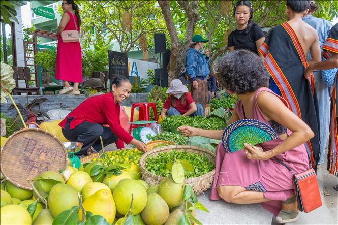 Du khách mua nông sản vùng cao tại Tân Thành. Ảnh: Xuân Quý - TTXVN
