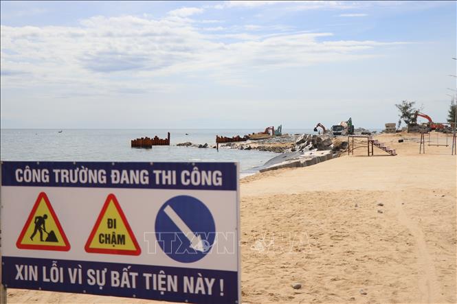 Dự án “Xử lý sạt lở bờ biển đoạn qua phường Thuận An” đang triển khai được kỳ vọng góp phần bảo vệ an toàn cho các công trình giao thông bên trong và hạ tầng kỹ thuật bãi tắm Thuận An - Phú Thuận. Ảnh: Mai Trang - TTXVN