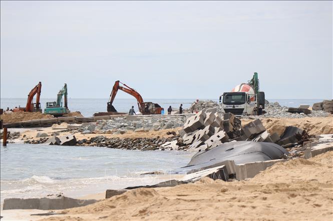 Dự án “Xử lý sạt lở bờ biển đoạn qua phường Thuận An” đang triển khai được kỳ vọng góp phần bảo vệ an toàn cho các công trình giao thông bên trong và hạ tầng kỹ thuật bãi tắm Thuận An - Phú Thuận. Ảnh: Mai Trang - TTXVN