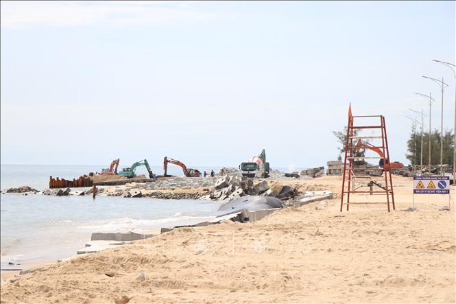 Dự án “Xử lý sạt lở bờ biển đoạn qua phường Thuận An” đang triển khai được kỳ vọng góp phần bảo vệ an toàn cho các công trình giao thông bên trong và hạ tầng kỹ thuật bãi tắm Thuận An - Phú Thuận. Ảnh: Mai Trang - TTXVN
