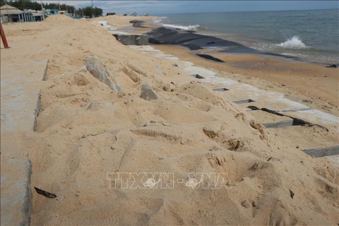 Xử lý phần xói lở dọc tuyến đường ven biển Thuận An - Phú Thuận. Ảnh: Mai Trang - TTXVN