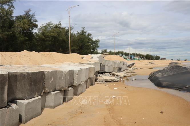 Các khối bê tông được sắp xếp phía ngoài tuyến đường, tạo thành hàng chắn sóng, giảm tác động trực tiếp của sóng biển vào chân đường. Ảnh: Mai Trang - TTXVN