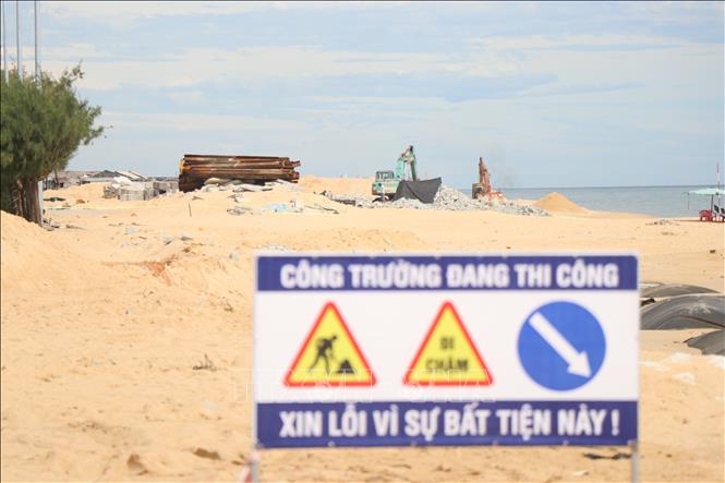 Dự án “Xử lý sạt lở bờ biển đoạn qua phường Thuận An” đang triển khai được kỳ vọng góp phần bảo vệ an toàn cho các công trình giao thông bên trong và hạ tầng kỹ thuật bãi tắm Thuận An - Phú Thuận. Ảnh: Mai Trang - TTXVN