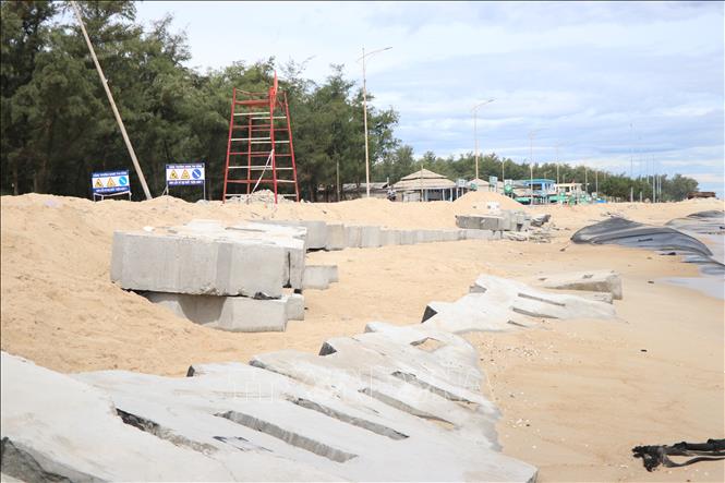 Xử lý tạm thời phần sạt lở dọc tuyến đường ven biển Thuận An - Phú Thuận. Ảnh: Mai Trang - TTXVN