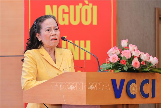 Bà Ninh Thị Ty, Bí thư Đảng ủy, Chủ tịch Hội đồng quản trị Công ty Cổ phần Tập đoàn Hồ Gươm đề nghị kiến nghị tại buổi lễ. Ảnh: Lê Đông - TTXVN