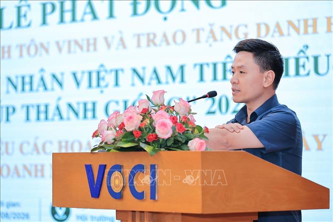 Ông Nguyễn Văn Hùng, Chủ tịch Liên đoàn Doanh nghiệp tỉnh Phú Thọ chia sẻ tại buổi lễ. Ảnh: Lê Đông - TTXVN