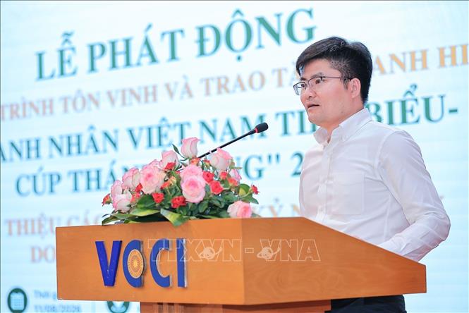 Ông Phí Trọng Đức, Quyền Giám đốc VCCI chi nhánh Duyên hải Bắc bộ đề cử và giới thiệu doanh nhân xuất sắc tại buổi lễ. Ảnh: Lê Đông - TTXVN