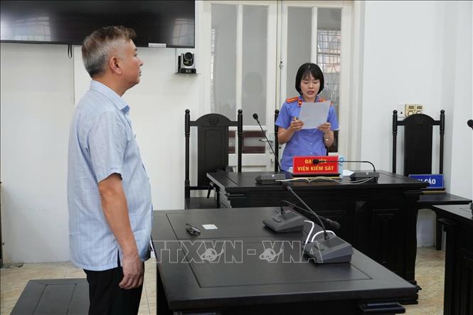 Đại diện Viện Kiểm sát giữ quyền công tố tại phiên tòa trình bày bản Cáo trạng. Ảnh: Kim Anh - TTXVN