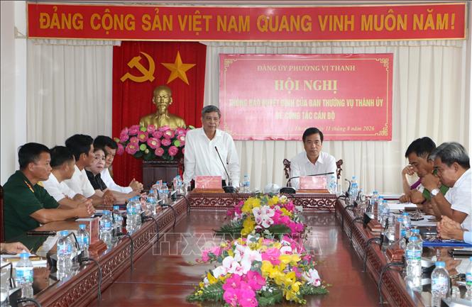 Ông Đồng Văn Thanh, Phó Bí thư Thường trực Thành ủy, Chủ tịch HĐND thành phố Cần Thơ chủ trì Hội nghị thông báo quyết định của Ban thường vụ Thành ủy Cần Thơ về sắp xếp, bố trí cán bộ chủ chốt tại phường Vị Thanh ngày 11/8. Ảnh: Duy Khương – TTXVN