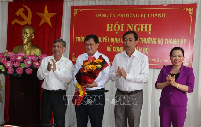Ông Đồng Văn Thanh, Phó Bí thư Thường trực Thành ủy, Chủ tịch HĐND thành phố Cần Thơ và lãnh đạo phường Vị Thanh chúc mừng ông Trương Trần Trọng Hiếu, Chủ tịch UBND xã Vị Thủy được điều động giữ chức Phó Bí thư phường Vị Thanh để bầu giữ chức Chủ tịch UBND phường. Ảnh: Duy Khương – TTXVN
