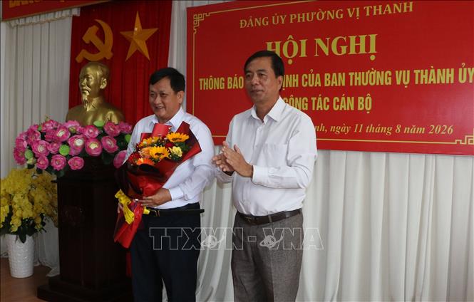 Ông Trần Thanh Liêm, Bí thư Đảng ủy phường, Chủ tịch HĐND phường Vị Thanh chúc mừng ông Trương Trần Trọng Hiếu, Chủ tịch UBND xã Vị Thủy được điều động giữ chức Phó Bí thư phường Vị Thanh để bầu giữ chức Chủ tịch UBND phường. Ảnh: Duy Khương – TTXVN