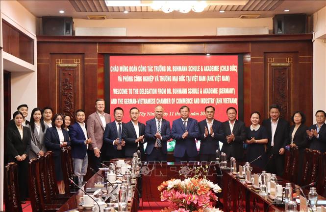 Đoàn công tác Trường Dr. Buhmann Schule & Akademie (Cộng hòa Liên bang Đức) thăm, chào xã giao lãnh đạo tỉnh Tây Ninh. Ảnh: Đức Hạnh - TTXVN