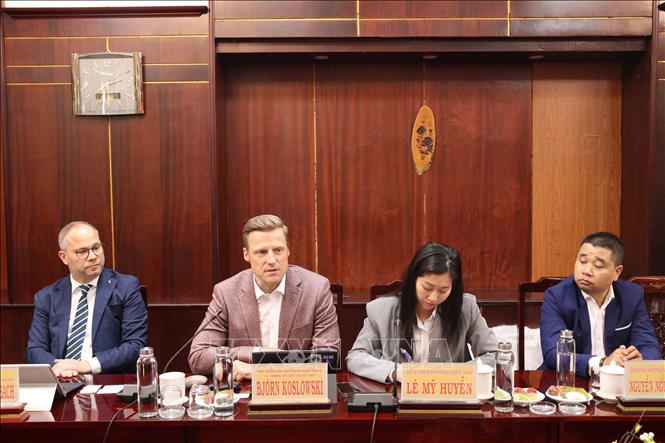 Đoàn công tác Trường Dr. Buhmann Schule & Akademie (Cộng hòa Liên bang Đức) phát biểu tại buổi làm việc. Ảnh: Đức Hạnh - TTXVN