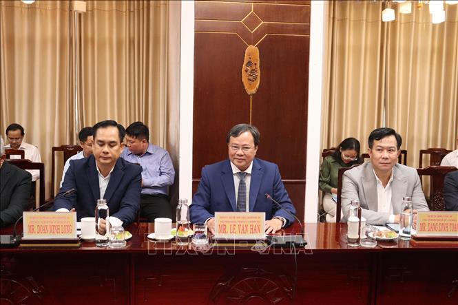 Phó Bí thư Tỉnh ủy, Chủ tịch UBND tỉnh Tây Ninh Lê Văn Hẳn cùng lãnh đạo các sở, ngành của tỉnh tiếp đoàn. Ảnh: Đức Hạnh - TTXVN