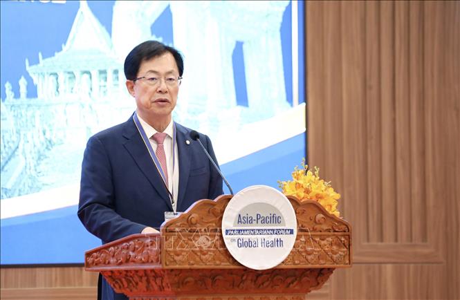 Chủ tịch Diễn đàn Nghị sĩ châu Á - Thái Bình Dương về y tế toàn cầu, ông Man Hee Lee phát biểu tại diễn đàn. Ảnh: Minh Hưng – PV TTXVN tại Campuchia