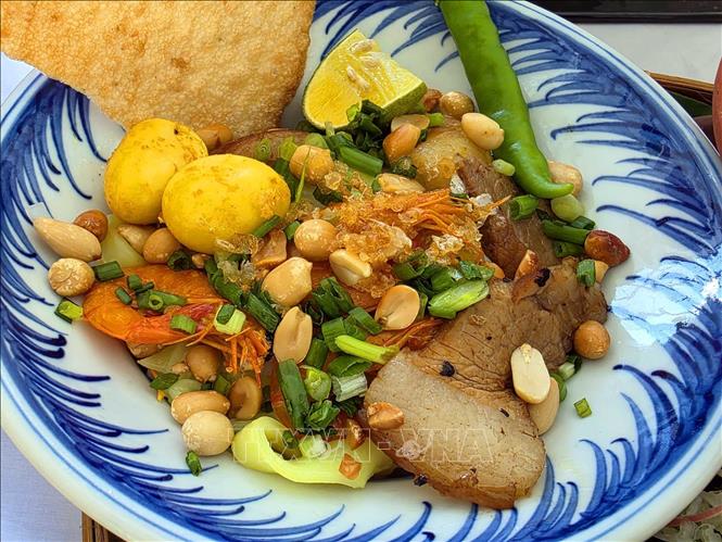 Tô Mỳ Quảng với đủ các hương vị xứ Quảng được giới thiệu tại Hội thảo. Ảnh: Trần Lê Lâm - TTXVN 