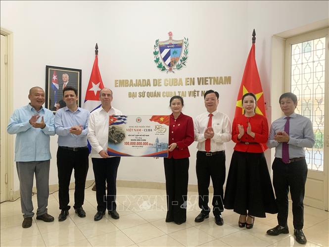 Trao tượng trưng khoản hỗ trợ nhân dân Cuba nhân dịp kỷ niệm 100 năm Ngày sinh Lãnh tụ Fidel Castro Ruz (13/8/1926 - 13/8/2026). Ảnh: Hạnh Quyên-TTXVN