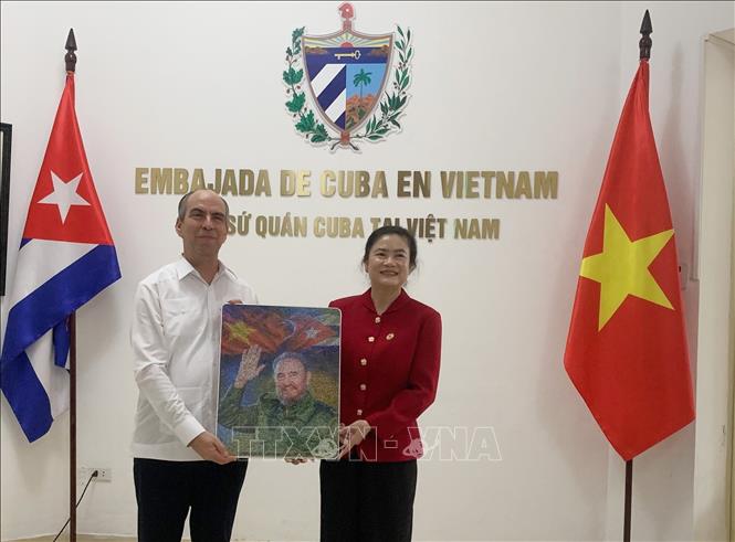 Đại sứ Rogelio Polanco Fuentes trao tặng Trung ương Hội Chữ thập đỏ Việt Nam tác phẩm nghệ thuật mang tên “Fidel Castro Ruz - Cuba trong trái tim người Việt”, được ghép từ hơn 6.600 bức ảnh nhỏ. Ảnh: Hạnh Quyên-TTXVN