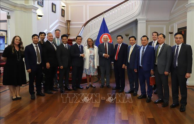 Các thành viên trong Đoàn và Nhóm VWAI chụp ảnh lưu niệm. Ảnh: TTXVN phát