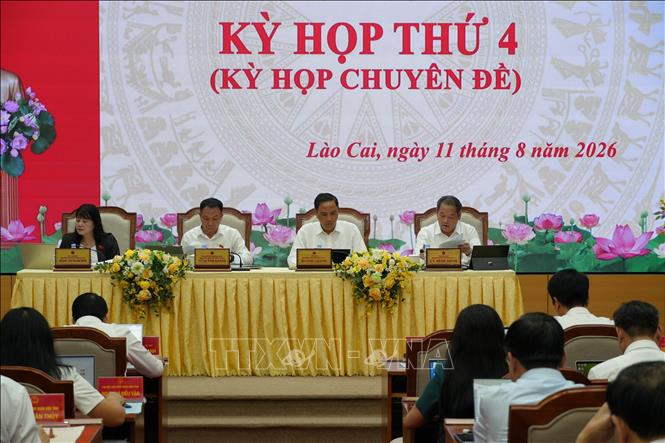 Các đồng chí chủ trì kỳ họp. Ảnh: Tuấn Khôi - TTXVN