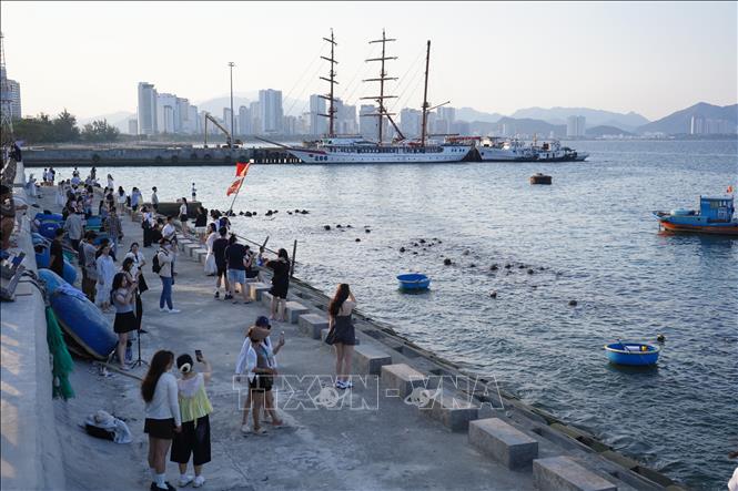Du khách chụp ảnh lưu niệm tại bến du thuyền Vĩnh Nguyên, phường Nha Trang. Ảnh: Đặng Tuấn – TTXVN                         