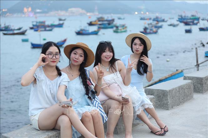 Du khách tham quan, chụp ảnh tại bến du thuyền Vĩnh Nguyên, phường Nha Trang, tỉnh Khánh Hòa. Ảnh: Đặng Tuấn – TTXVN