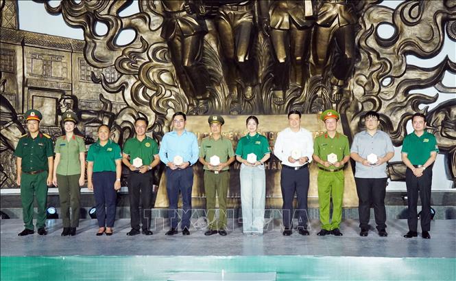 Ban tổ chức tặng hoa tri ân các Chỉ huy trưởng, Chỉ huy phó Chiến dịch tình nguyện Hành quân xanh qua các thời kỳ. Ảnh: Trung Tuyến - TTXVN