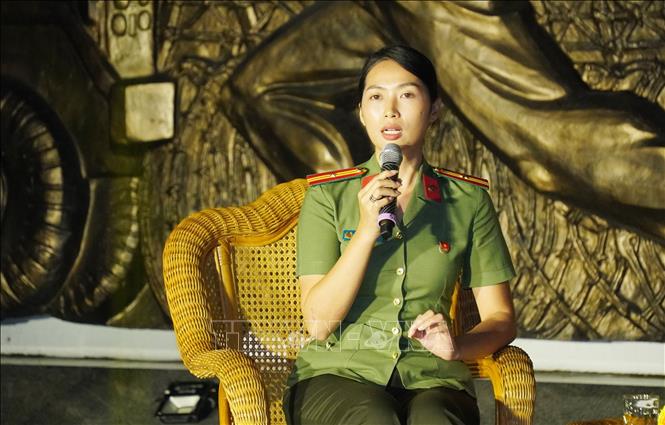 Thiếu tá Võ Thị Bích Phương, Ủy viên Ban Thường vụ Thành đoàn, Trưởng Ban Thanh niên Công an Thành phố Hồ Chí Minh chia sẻ tại buổi giao lưu. Ảnh: Trung Tuyến – TTXVN
