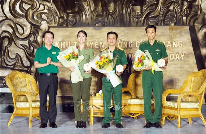 Ban tổ chức tặng hoa các khách mời tham gia giao lưu truyền lửa 