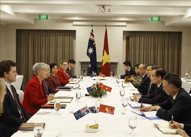 Bộ trưởng Ngoại giao Lê Hoài Trung và Bộ trưởng Ngoại giao Australia Penny Wong đồng chủ trì Hội nghị Bộ trưởng Ngoại giao Việt Nam – Australia lần thứ 8. Ảnh: Thống Nhất – TTXVN