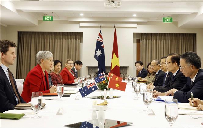 Bộ trưởng Ngoại giao Lê Hoài Trung và Bộ trưởng Ngoại giao Australia Penny Wong đồng chủ trì Hội nghị Bộ trưởng Ngoại giao Việt Nam – Australia lần thứ 8. Ảnh: Thống Nhất – TTXVN