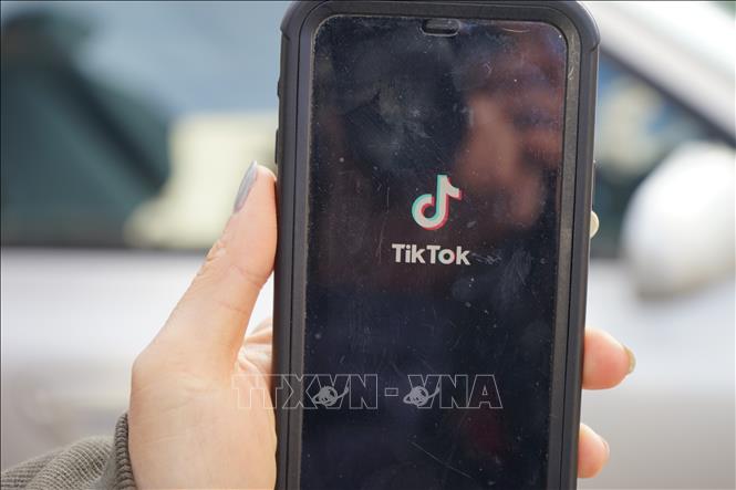 Biểu tượng TikTok trên màn hình điện thoại di động ở Missoula, Montana, Mỹ. Ảnh: THX/TTXVN phát