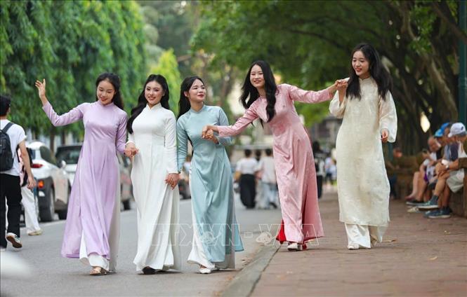 Sinh viên Trường Đại học Sư phạm Hà Nội duyên dáng trong tà áo dài truyền thống. Ảnh: Thanh Tùng – TTXVN