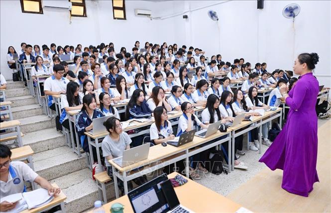 Sinh viên Khoa Ngữ văn trong một giờ học trên giảng đường. Ảnh: Thanh Tùng – TTXVN
