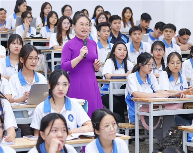 Sinh viên Khoa Ngữ văn trong một giờ học trên giảng đường. Ảnh: Thanh Tùng – TTXVN