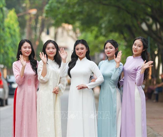 Sinh viên Trường Đại học Sư phạm Hà Nội duyên dáng trong tà áo dài truyền thống. Ảnh: Thanh Tùng – TTXVN