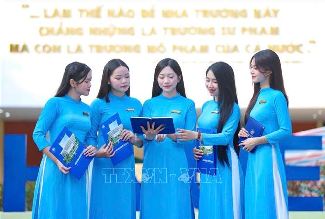 Duyên dáng, tự tin, năng động - nữ sinh viên Trường Đại học Sư phạm Hà Nội. Ảnh: Thanh Tùng – TTXVN
