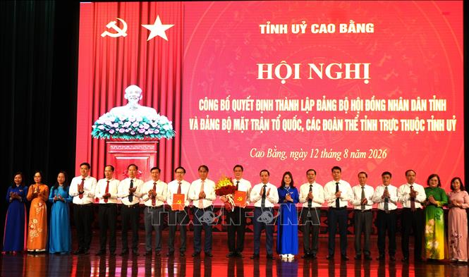 Ban Chấp hành Đảng bộ MTTQ, các đoàn thể tỉnh Cao Bằng nhiệm kỳ 2025 - 2030, ra mắt Hội nghị. Ảnh: Chu Hiệu - TTXVN