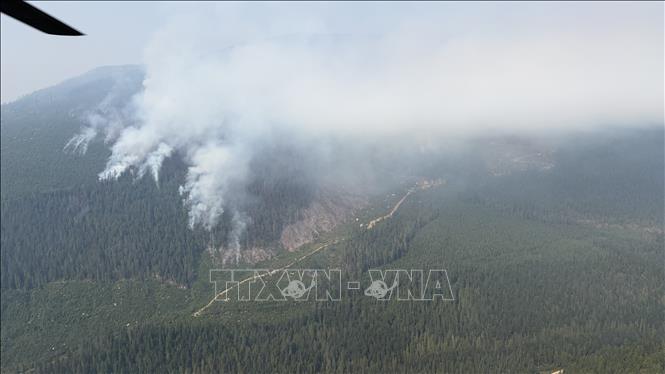 Khói bốc lên từ đám cháy rừng ở British Columbia, Canada ngày 6/8/2026. Ảnh: THX/TTXVN phát